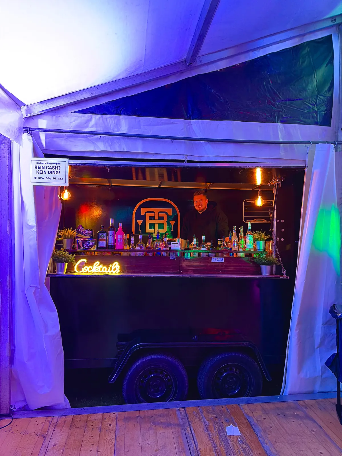 Mobile Bar im violett beleuchteten Zelt